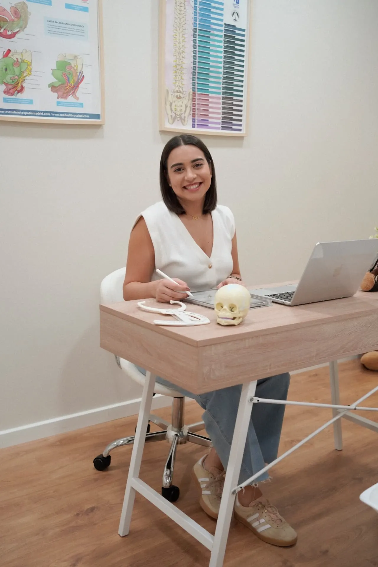 Inês de Castro, osteopata pediátrica, no consultório